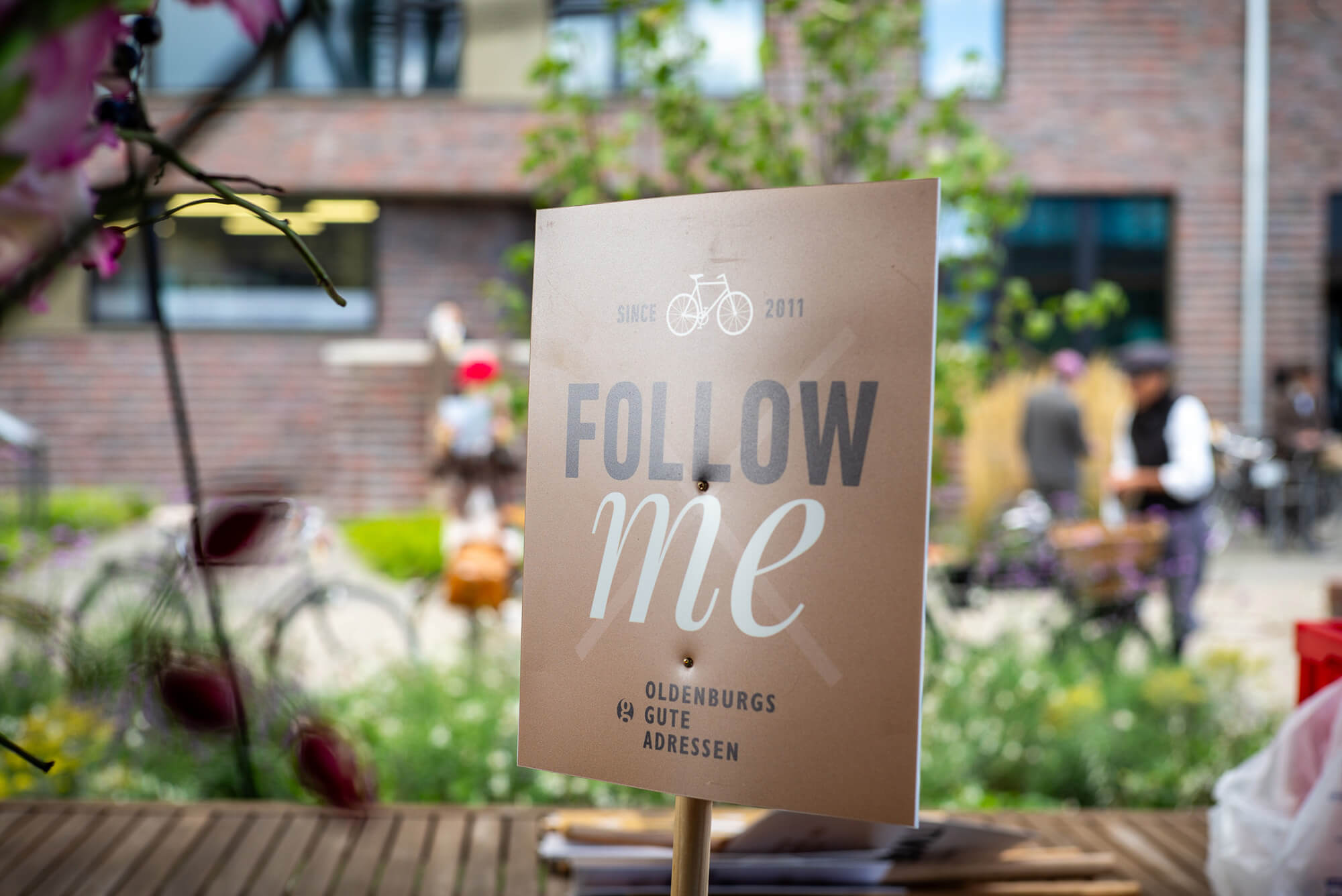 Das „Follow me“-Schild weist den Tweed Runnern den Weg