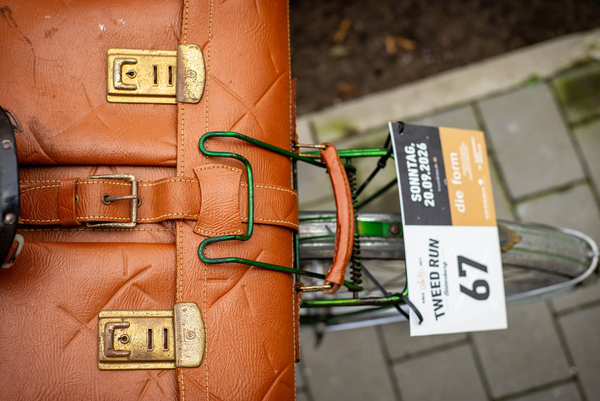 Stilecht unterwegs: Ledertasche auf dem Gepäckträger und Starternummer 67