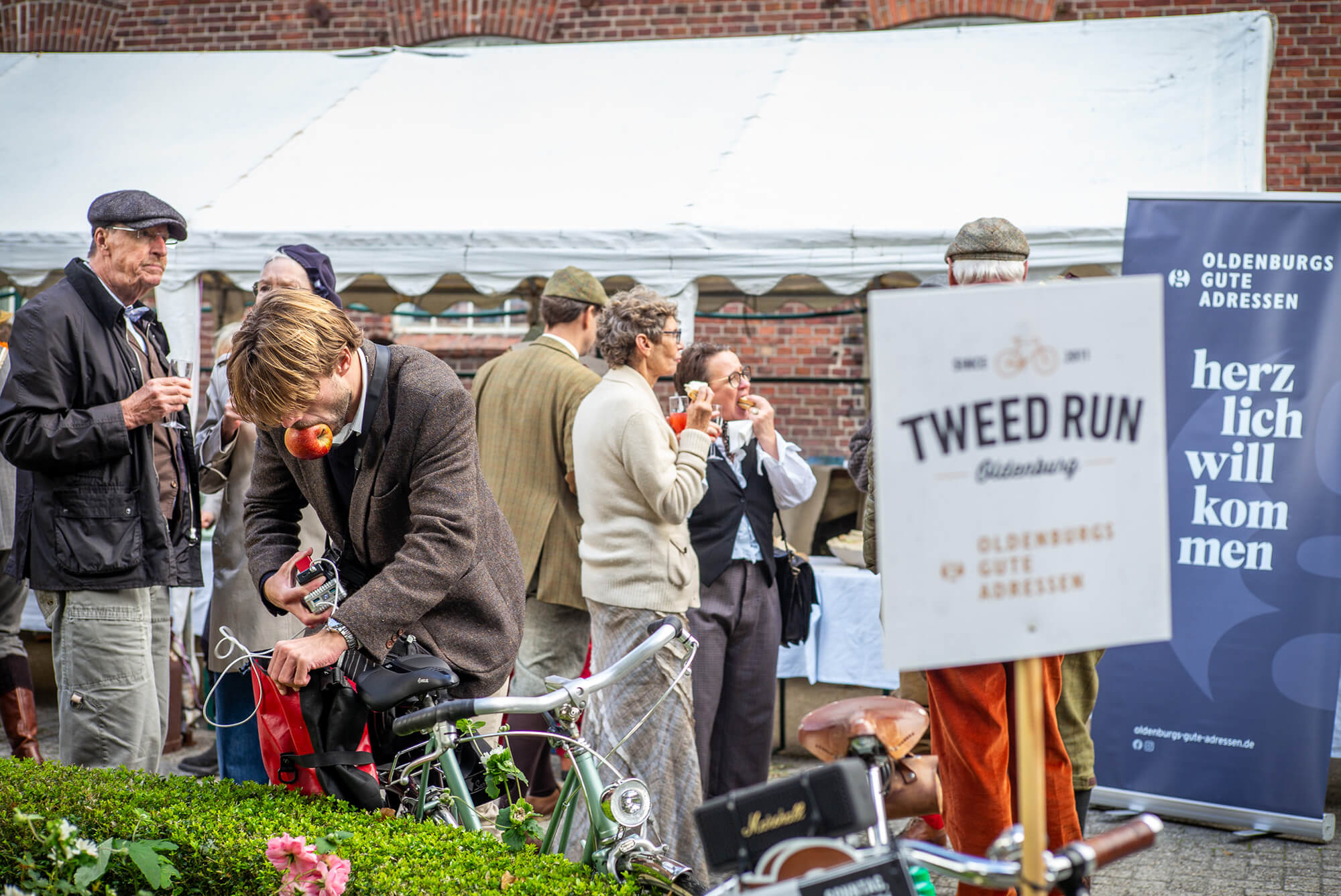 Herzlich willkommen zur Halbzeit – Tweed Runner mit ihren Rädern am Pavillon der Alten Brennerei Hilbers